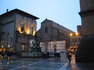 Piazza Nettuno, and behind Piazza Maggiore.